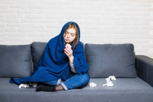 Mujer con gripe por enfermedad de otoño