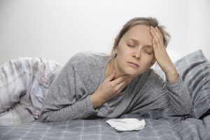 Mujer con síntomas de coronavirus, gripe o resfriado