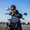 Mujer conduciendo una moto