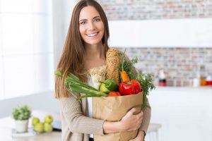 Mujer que come alimentos para depurar el organismo