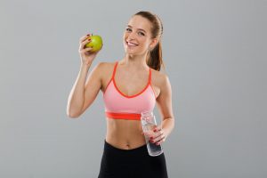 Mujer que bebe agua y hace deporte para desintoxicar el organismo después de las fiestas